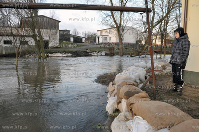 Wezbrane wody rzeki Radunia spowodowaly podtopienia...