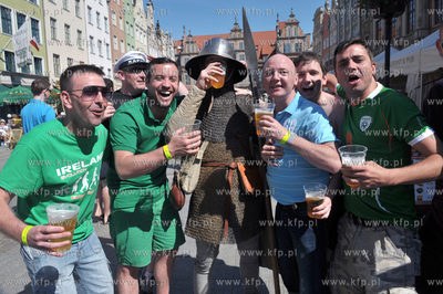 Ulice Dluga i Dlugi Targ w Gdansku dzien przed meczem...