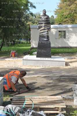 Na skwerze przed kosciolem sw. Brygidy postawiono pomnik...