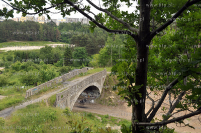 Dawny wiadukt kolejowy linii do Kokoszek polozony na...