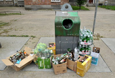 Przepelniony, podziemny smietnik w Gdansku miedzy ul....