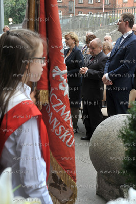 Gdańsk, ul. Kładki. Uroczystość przy tablicy upamiętniającej...