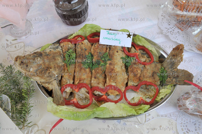 Jarmark Swiateczny na placu Mariackim przy kosciele...