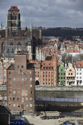 Gdańsk. Widok na jeden ze spichlerzy na Wyspie Spichrzów,...