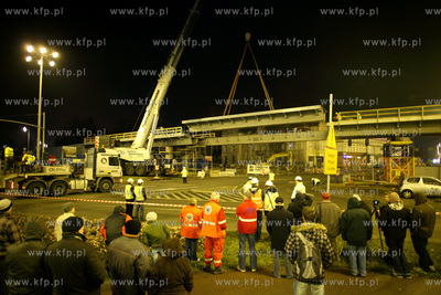 Gdansk Wrzeszcz. Montaz ostatniego elementu estakady...