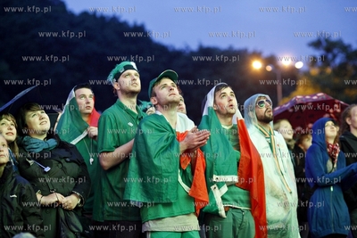 Gdansk. Mistrzostwa europy w pilce noznej. Kibice ogladaja...