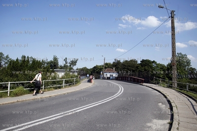 Sopot. Zamkniety dla ruchu wiadukt nad torami kolejowymi...