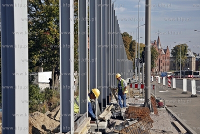 Gdansk. Budowa Trasy Slowackiego. Montaz ekranow dzwiekkochonnych...