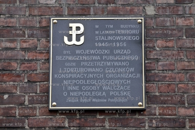 Odsloniecie tablicy upamietniajcej fakt, ze w budynku...