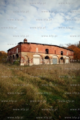 Ruina zabytkowej stajni barokowo _ klasycystycznego...