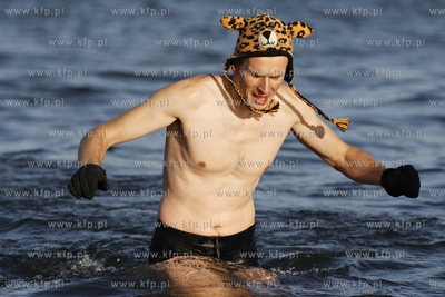 Plaza w Gdansku Brzeznie. Nz.kapiel morsow z klubu...