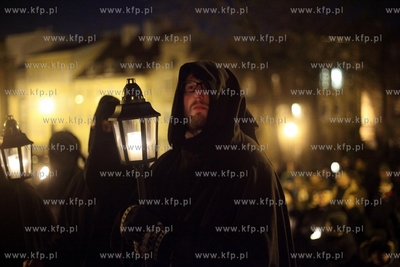 Gdańsk. Misterium Nocne. Uczestnicy misterium przy...