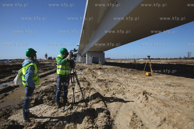Gdańsk. Próby obciążeniowe budowanego wiaduktu...