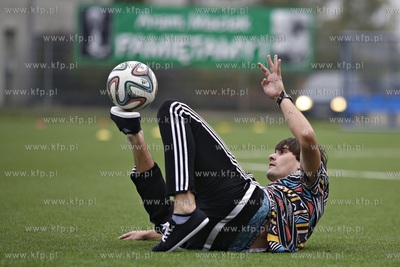 Gdansk Zaspa. Pilkarski turniej dzikich druzyn Do przerwy...