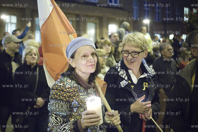 Gdańsk. Łańcuch światła, protest przed Sądem...