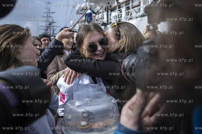 Powrót do portu w Gdyni żaglowca Dar Młodzieży...
