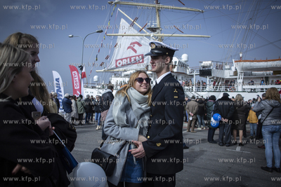 Powrót do portu w Gdyni żaglowca Dar Młodzieży...