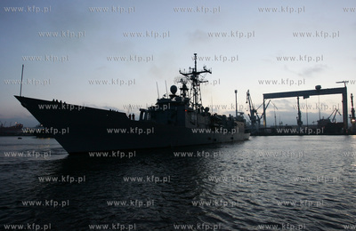 ORP Kosciuszko wraca do portu w Gdyni. 10.11.2005 fot....
