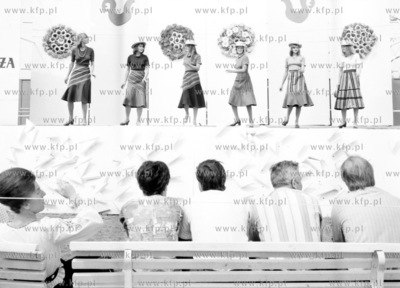 Targi wyrobow ludowych Cepeliada pod patronatem Cepelii...