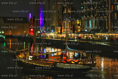 Gdańsk. Św. Mikołaj przypłynął łodzią do Gdańska,...