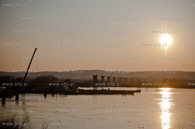 Kwidzyn. Budowa mostu na rzece Wisle. 
07.03.2012...
