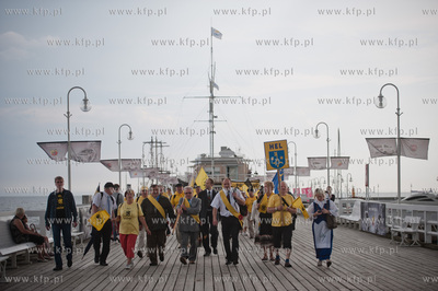 Sopot. Grupa kaszubow z polwyspu helskiego przyplynela...