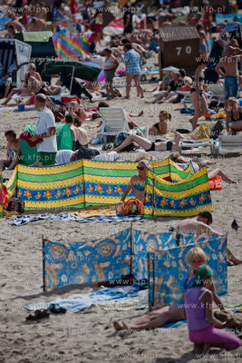Sopot. Tlum plazowiczow wypoczywajacych w upalna i...