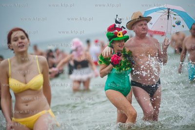Gdansk. Plaza w Jelitkowie. Noworoczna zimowa kapiel...