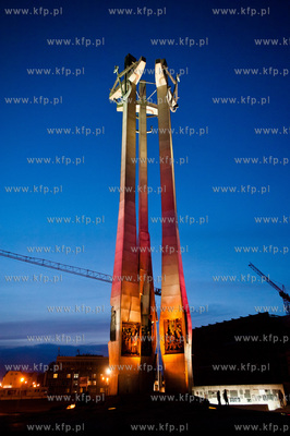 Gdansk. Bialo-czerwona iluminacja Pomnika Poleglych...