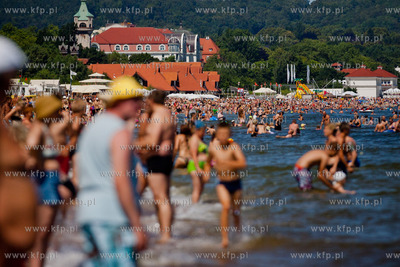 Wakacyjny, sloneczny dzien na przepelnionej ludzmi...