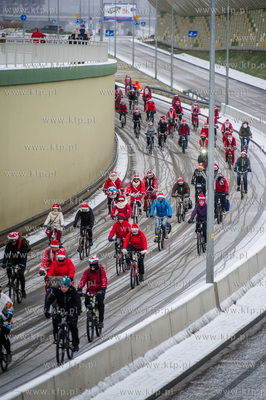 Gdansk. Droga Zielona. Coroczna akcja Mikolaje na Rowerach...