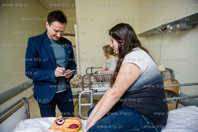 Gdansk. Jacek Kawalec odwiedzil dzieci w Klinice Pediatrii,...