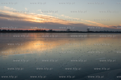 Skuta lodem Martwa Wisla na wysokosci mostu pontonowego...