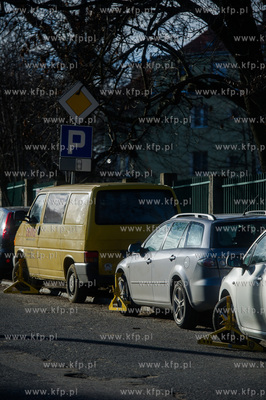 Gdansk. Nalozone przez Straz Miejska blokady na kolach...
