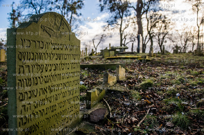 Gdansk. Zdewastowane przez nieznanych sprawcow plyty...