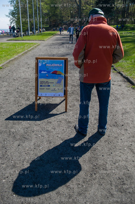 Gdynia. Skwer Arki Gdynia. Majowka przy Bulwarze, podczas...