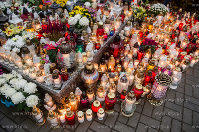 Gdańsk. Cmentarz Łostowicki. Dzień Wszystkich Świętych....