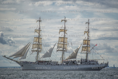 Zatoka Gdańsk. Wspólne ćwiczenia stawiania żagli...