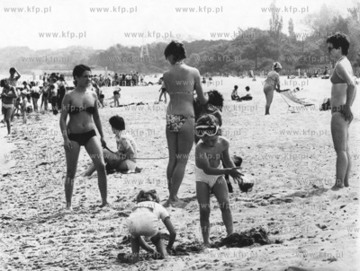 Na plazy w Gdansku Brzeznie. 05.1982 odbitka_02_39...