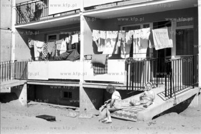 Balkon i suszace się pranie na parterze jednego z...