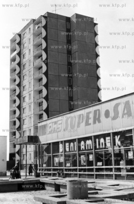 Bloki na gdanskim Chelmie. Po prawej sklep samoobslugowy...