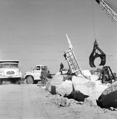Budowa kamiennego walu wschodniego falochronu brzegowego.
26.04.1971
z00002957_kwiecien1971
Fot....