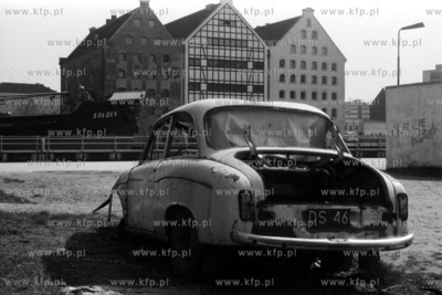 Wrak samochodu marki Syrena nad Motławą pomiędzy...