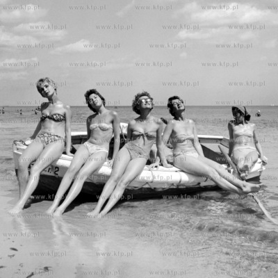 Dziewczyny przy łódce na plaży w Sopocie. 1965 0000864z...
