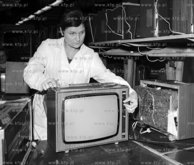 Linia produkcyjna telewizorow w Gdanskich Zakladach...