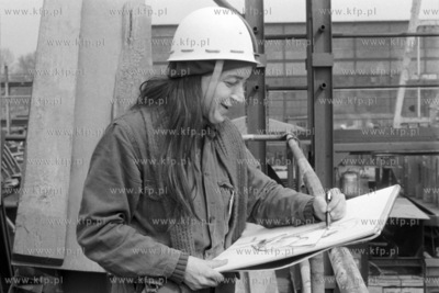 Synnove Beskow malarka z Goeteborga rysuje na terenie...