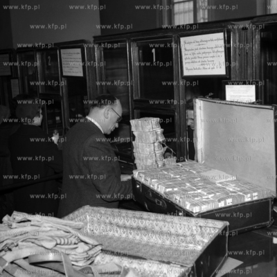 Przed okienkiem kasowym IV Oddziału NBP w Gdańsku.
1959
0005903z
Fot....