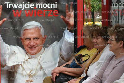 Kobiety oczekujace na przejazd Ojca Swietego Benedykta...