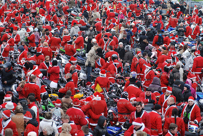 Gdynia. Okolo 500 Mikolajow na motorach i quadach przyjechalo...