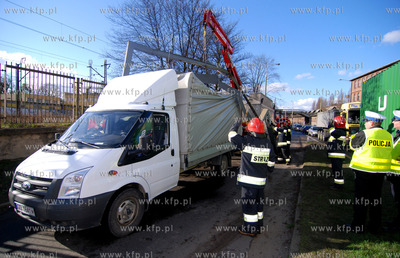 Gdansk Stocznia. Samochod dostawczy wjezdzajac na wiaduk...